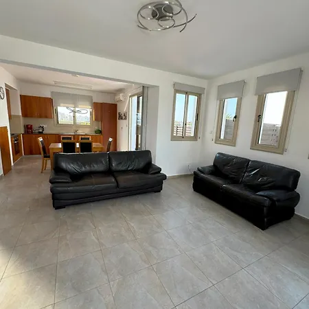 Villa Tamaldi Side Sea View - New Renovated! Paralimni